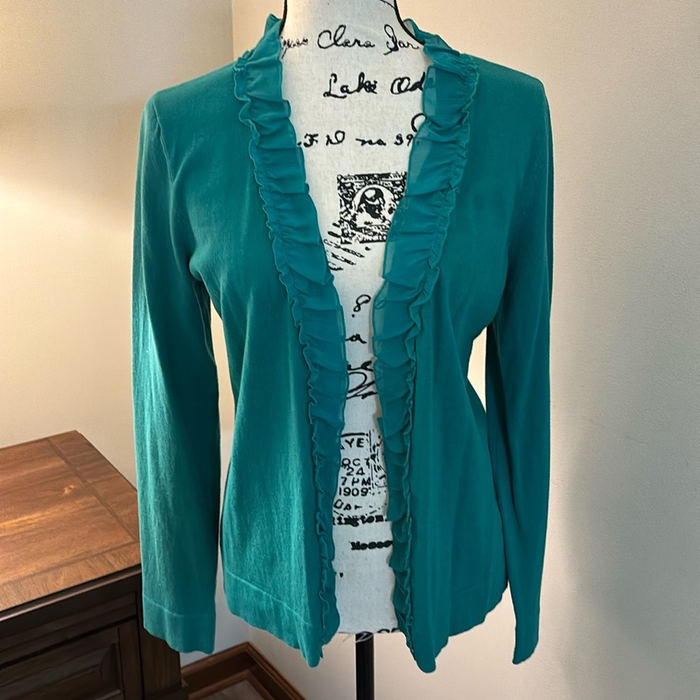 Jones New York Green Ruffled Cardigan Perfect for spring & summer! Medium M
